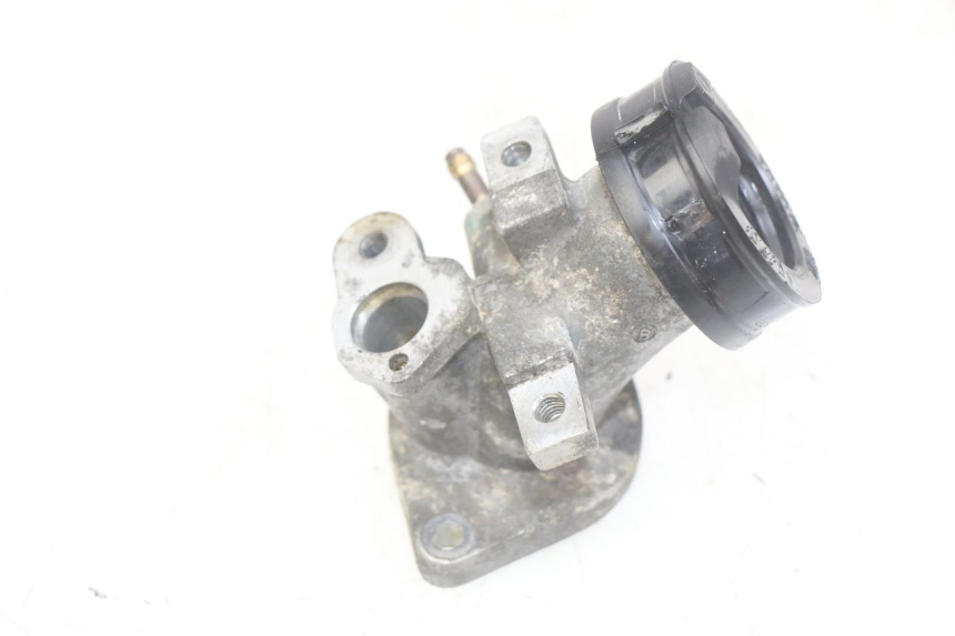 photo de PIPE D'ADMISSION YAMAHA XMAX X-MAX 125 (2006 - 2009) - Gros plan technique