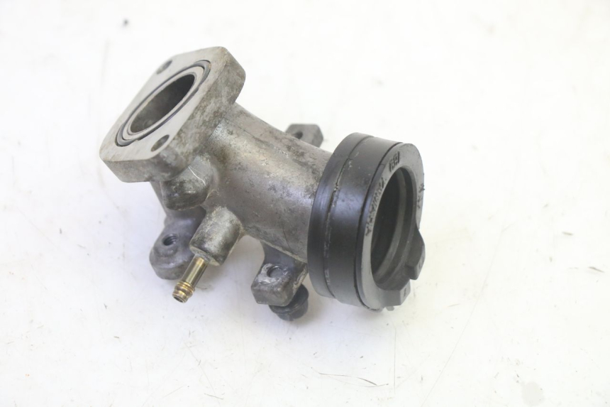 photo de PIPE D'ADMISSION YAMAHA XMAX X-MAX 125 (2006 - 2009) - Gros plan technique
