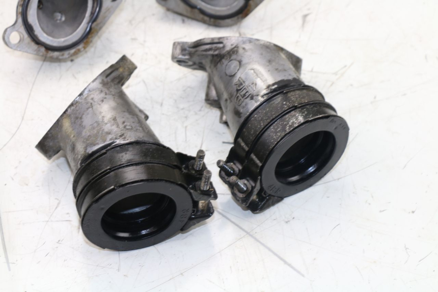 photo de PIPE ADMISSION YAMAHA XJS DIVERSION 600 (1997 - 1999) - Gros plan technique