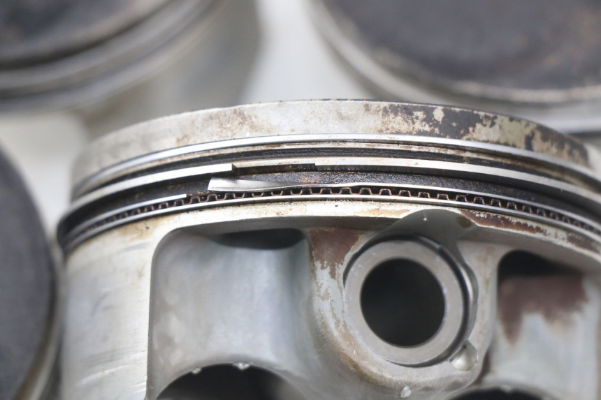 photo de PISTON YAMAHA FJR ABS 1300 (2006 - 2012) - Zoom état d’usage