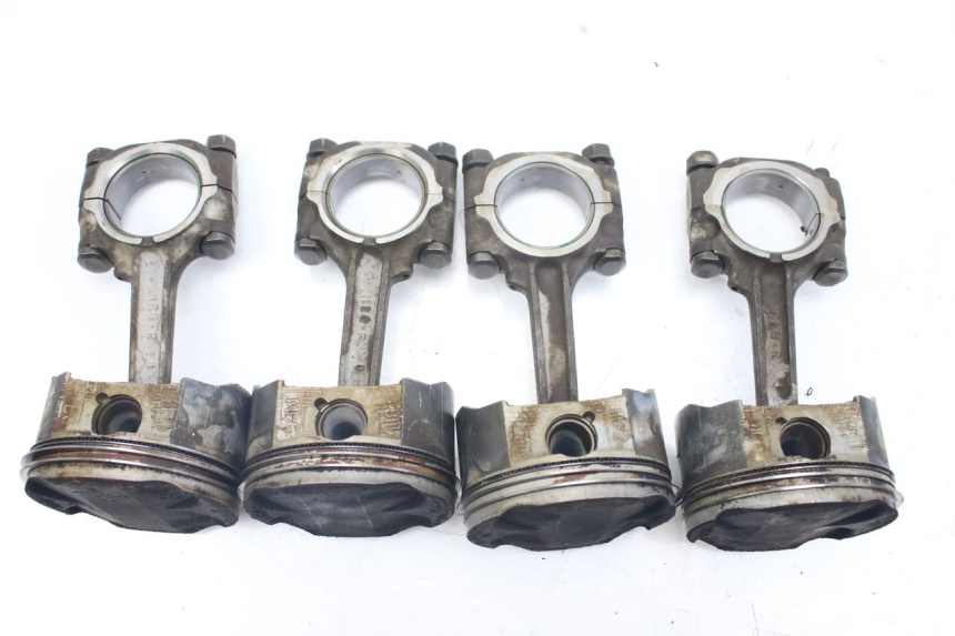 photo de PISTON HONDA VFR FI RC46 800 (1998 - 2001) - Gros plan technique