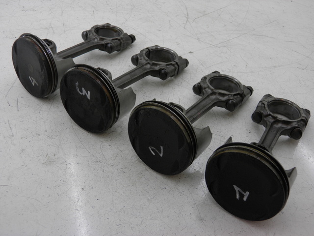 photo de PISTON YAMAHA FJR 1300 (2004 - 2005) - Gros plan technique