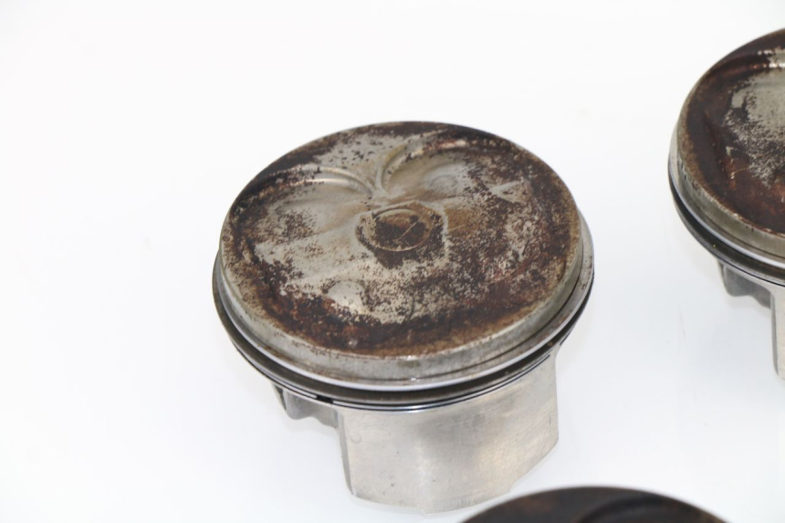 photo de PISTON YAMAHA YZF R6 600 (1999 - 2001) - Gros plan technique