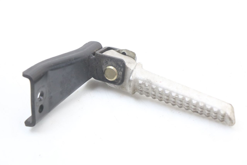 photo de Rear right footpeg mounting bracket DAELIM A-FOUR 2T 50 (2005 - 2012) - Détail de la pièce