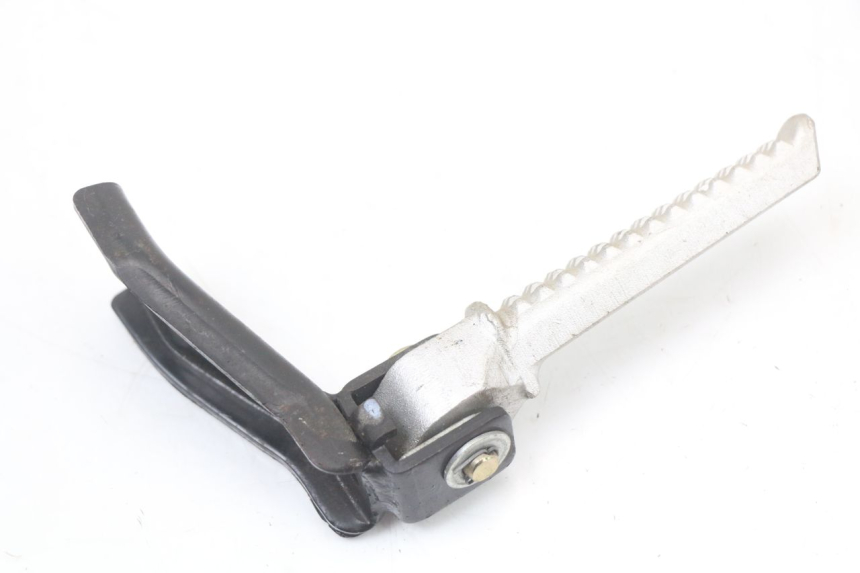 photo de Rear right footpeg mounting bracket DAELIM A-FOUR 2T 50 (2005 - 2012) - Autre angle de vue