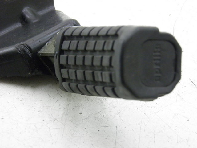 photo de PLATINE CALE PIED ARRIERE DROIT APRILIA SCARABEO 100 (2003 - 2012) - Zoom état d’usage