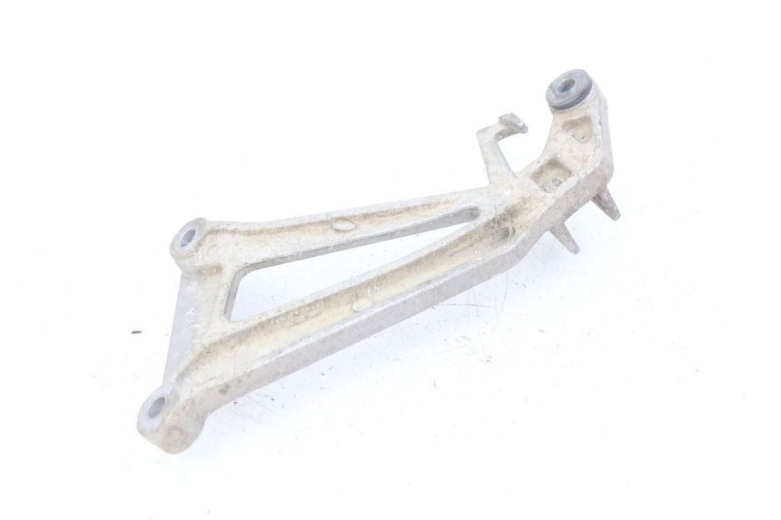 photo de PLATINE CALE PIED ARRIERE DROIT HONDA CBR R 125 (2003 - 2006) - Zoom état d’usage