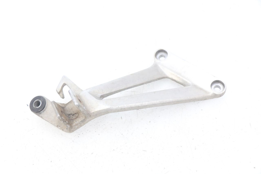 photo de PLATINE CALE PIED ARRIERE DROIT HONDA CBR R 125 (2003 - 2006) - Gros plan technique