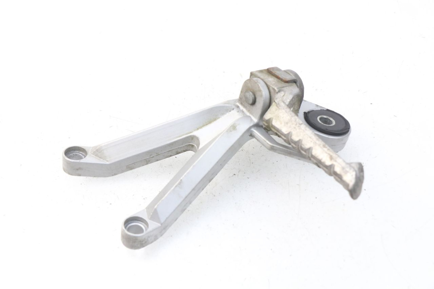 photo de PLATINE CALE PIED ARRIERE DROIT HYOSUNG COMET GTR 125 (2007 - 2014) - Zoom état d’usage