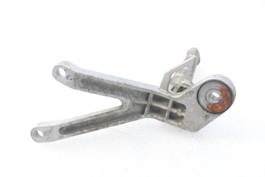 photo de PLATINE CALE PIED ARRIERE DROIT HYOSUNG COMET GTR 125 (2007 - 2014) - Gros plan technique