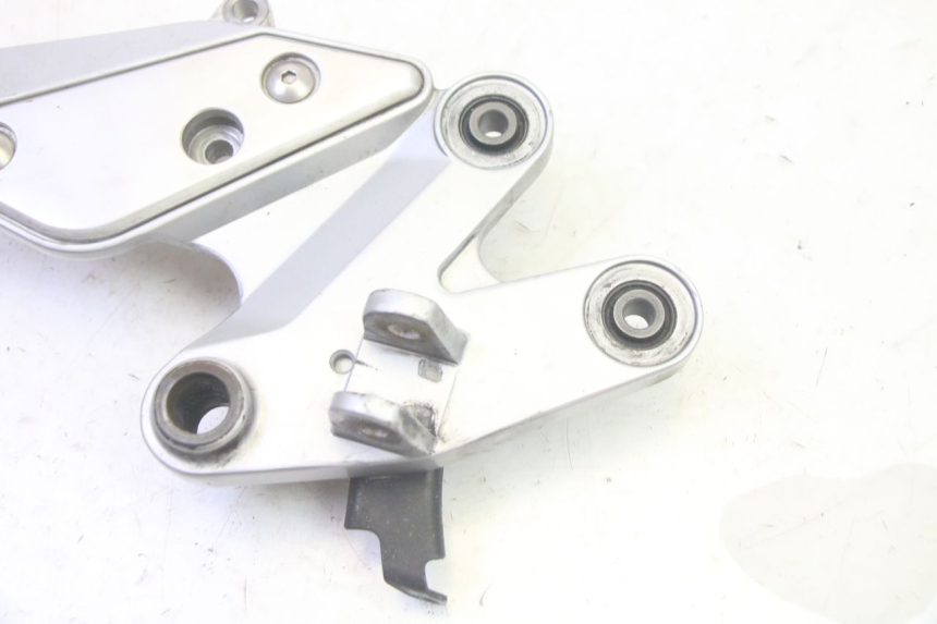 photo de PLATINE CALE PIED ARRIERE DROIT YAMAHA FZ6 N FAZER 600 (2004 - 2006) - Zoom état d’usage