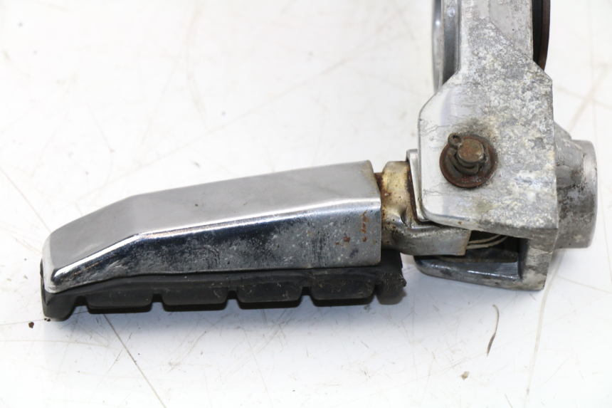 photo de PLATINE CALE PIED ARRIERE DROIT YAMAHA FZX FAZER 750 (1987 - 1998) - Vue rapprochée