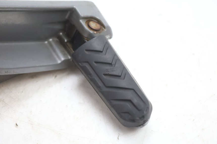 photo de PLATINE CALE PIED ARRIERE DROIT GILERA GP 800 (2007 - 2013) - Zoom état d’usage