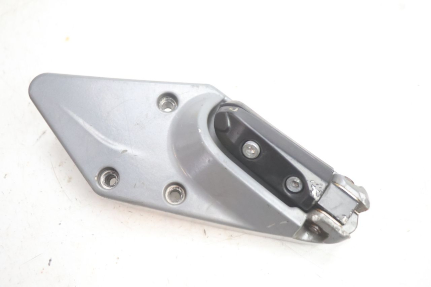 photo de PLATINE CALE PIED ARRIERE DROIT GILERA GP 800 (2007 - 2013) - Gros plan technique
