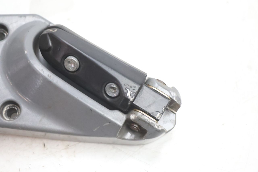 photo de PLATINE CALE PIED ARRIERE DROIT GILERA GP 800 (2007 - 2013) - État de surface