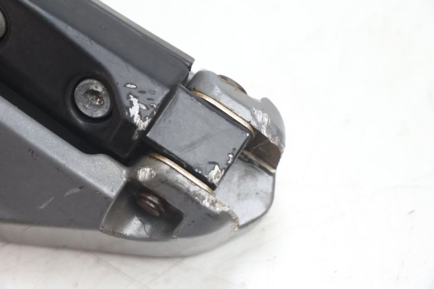 photo de PLATINE CALE PIED ARRIERE DROIT GILERA GP 800 (2007 - 2013) - Marquages et références