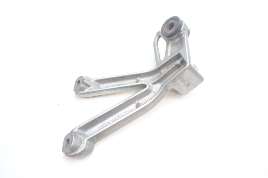 photo de PLATINE CALE PIED ARRIERE DROIT SUZUKI GSF N BANDIT 1200 (2001 - 2005) - Autre angle de vue