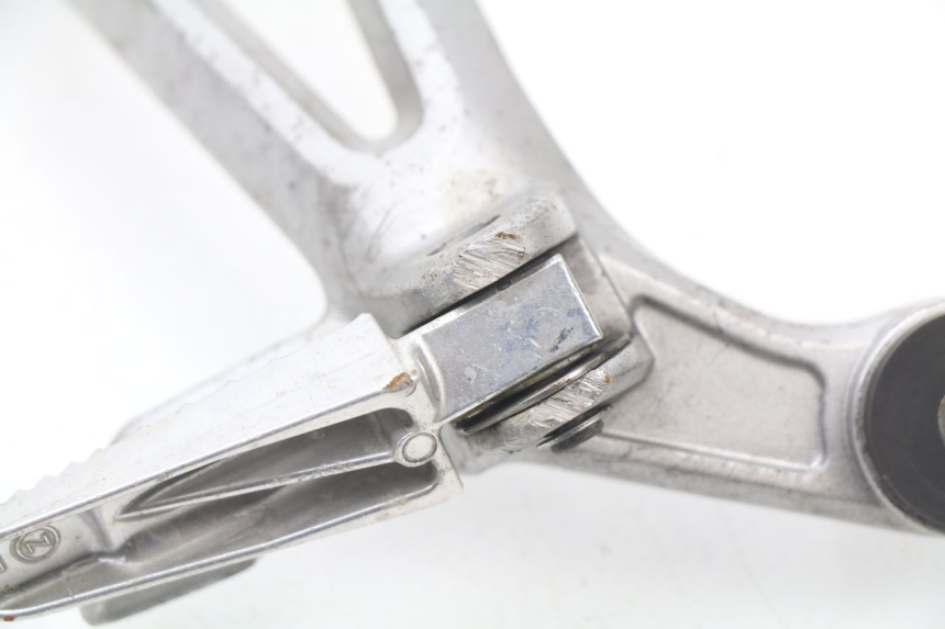 photo de PLATINE CALE PIED ARRIERE DROIT SUZUKI GSX-R GSXR 600 (2008 - 2010) - Zoom état d’usage