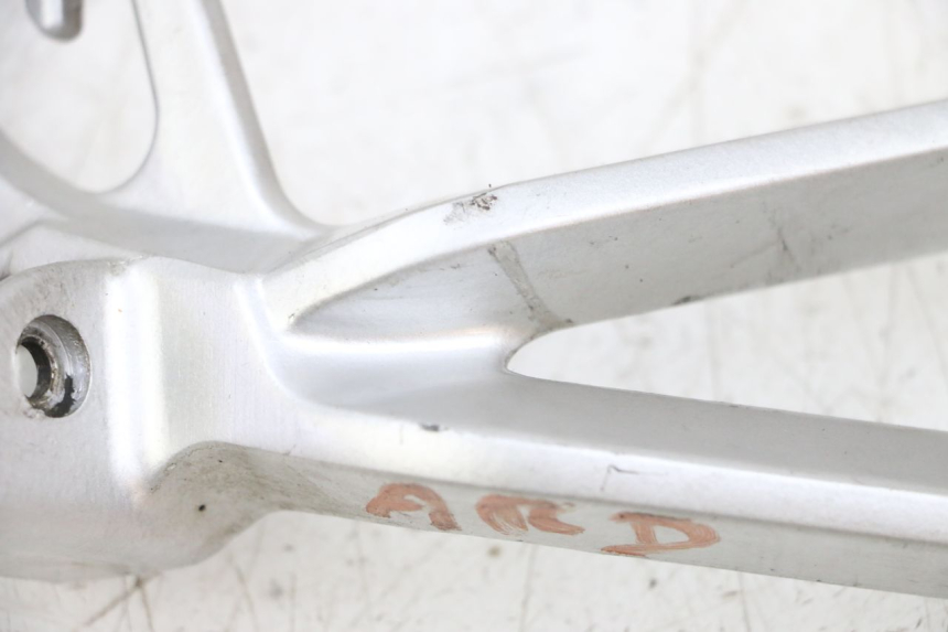 photo de PLATINE CALE PIED ARRIERE DROIT SUZUKI GSXR GSX-R 1000 (2003 - 2004) - Détail de la pièce