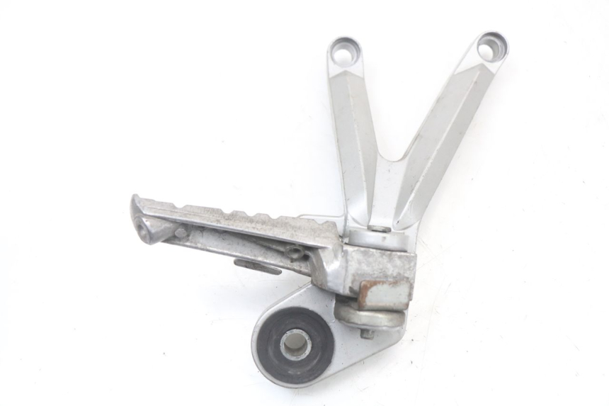 photo de PLATINE CALE PIED ARRIERE DROIT HYOSUNG GTR 125 (2006 - 2008) - Détail de la pièce