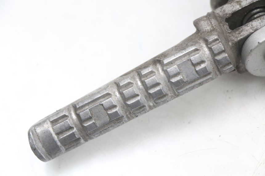 photo de PLATINE CALE PIED ARRIERE DROIT HYOSUNG GTR 125 (2006 - 2008) - Gros plan technique