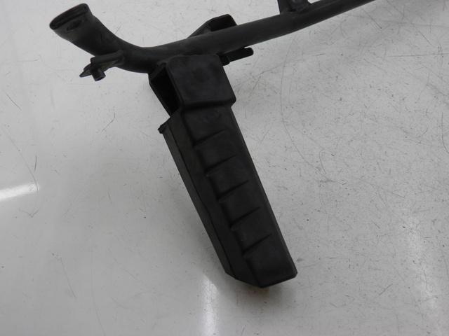 photo de PLATINE CALE PIED ARRIERE DROIT HONDA FES PANTHEON 125 (2003 - 2007) - Gros plan technique