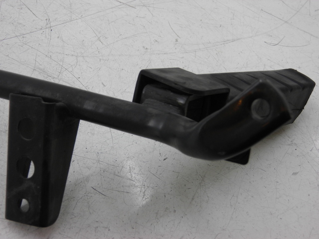 photo de PLATINE CALE PIED ARRIERE DROIT HONDA FES PANTHEON 125 (2003 - 2007) - Vue d’ensemble