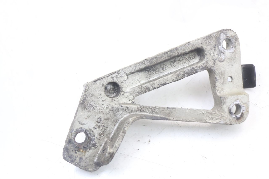 photo de PLATINE CALE PIED ARRIERE DROIT KAWASAKI GTR 1000 (1994 - 2004) - Gros plan technique