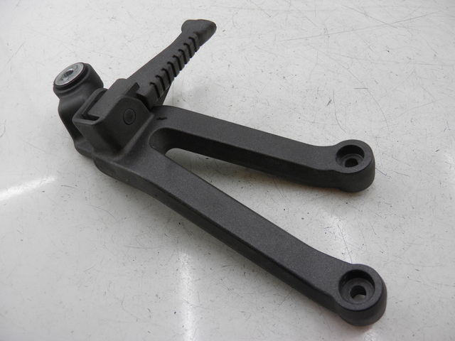 photo de PLATINE CALE PIED ARRIERE DROIT KYMCO QUANNON NAKED 125 (2010) - Zoom état d’usage