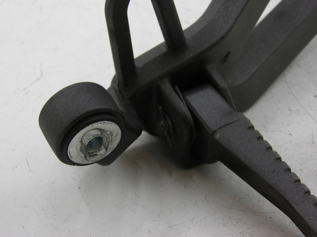 photo de PLATINE CALE PIED ARRIERE DROIT KYMCO QUANNON NAKED 125 (2010) - Gros plan technique