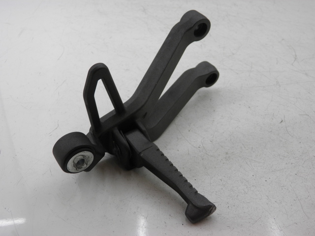 photo de PLATINE CALE PIED ARRIERE DROIT KYMCO QUANNON NAKED 125 (2010) - Vue d’ensemble