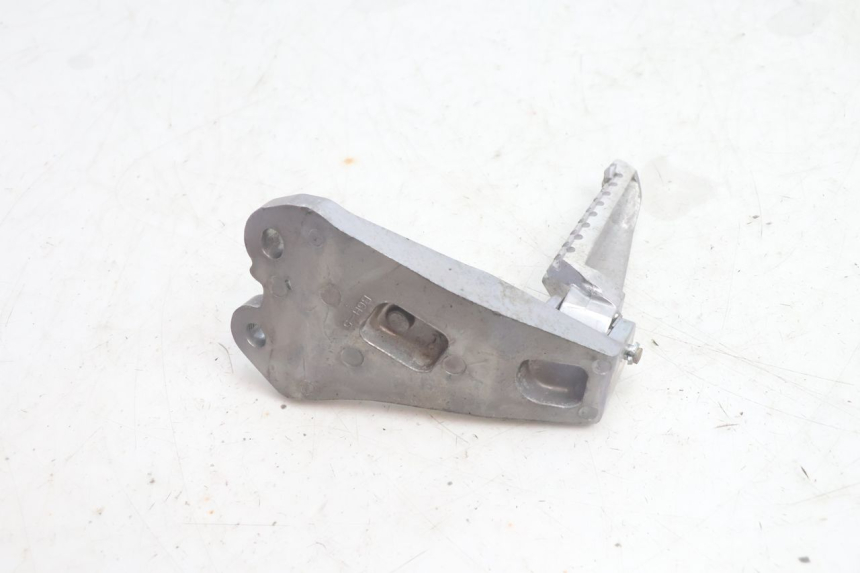 photo de PLATINE CALE PIED ARRIERE DROIT YAMAHA N-MAX NMAX 125 (2021 - 2024) - Points de fixation