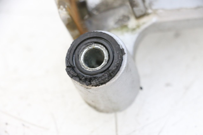 photo de PLATINE CALE PIED ARRIERE DROIT HONDA NSR R 125 (1994 - 2003) - Zoom état d’usage