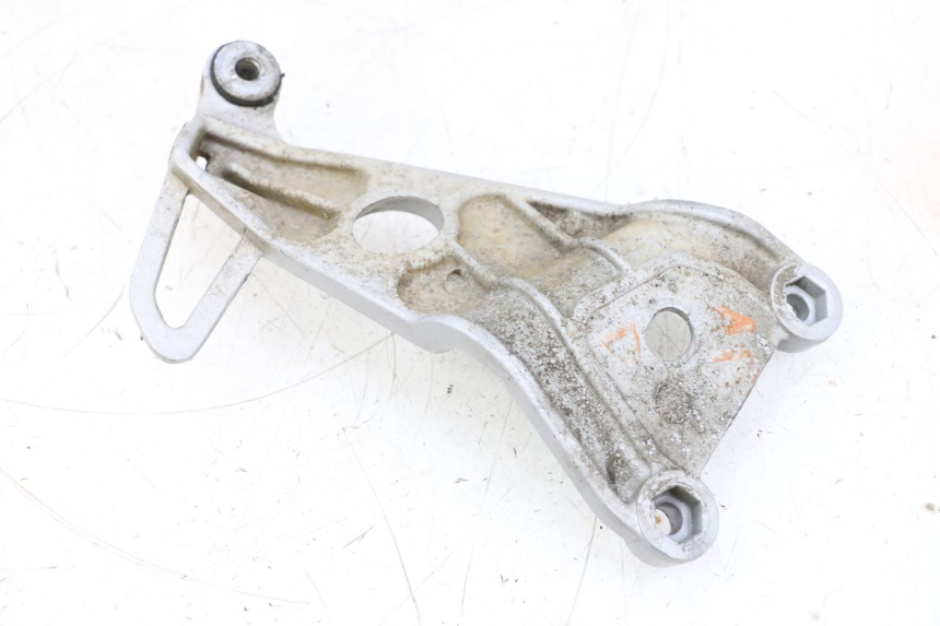 photo de PLATINE CALE PIED ARRIERE DROIT HONDA NSR R 125 (1994 - 2003) - Gros plan technique