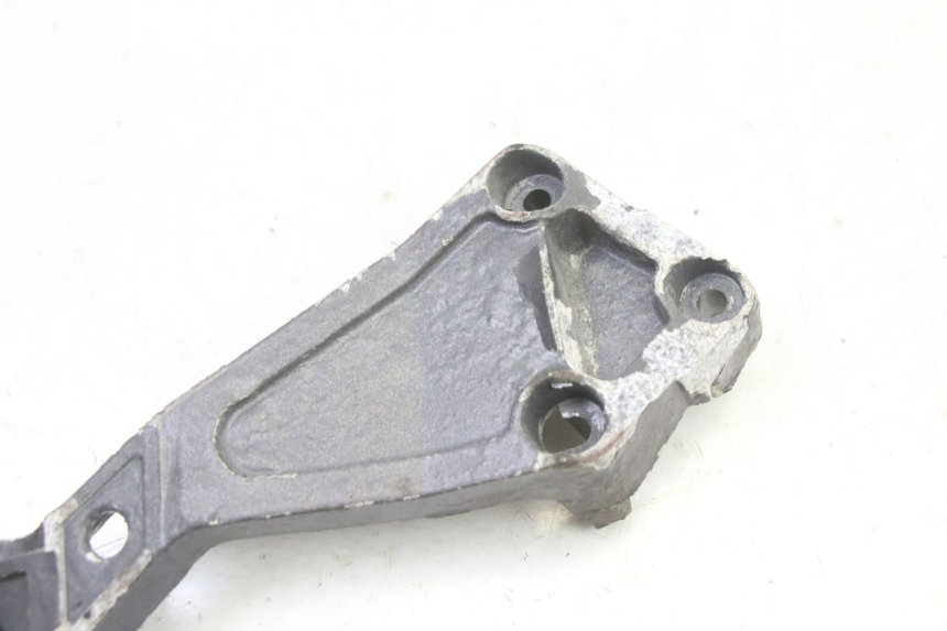 photo de PLATINE CALE PIED ARRIERE DROIT TRIUMPH SPRINT 900 (1995 - 1998) - Autre angle de vue