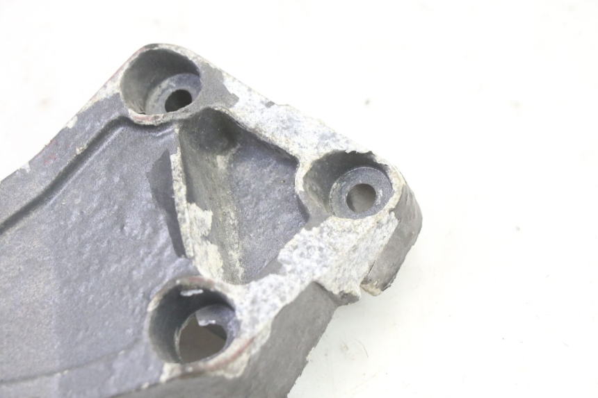 photo de PLATINE CALE PIED ARRIERE DROIT TRIUMPH SPRINT 900 (1995 - 1998) - Gros plan technique