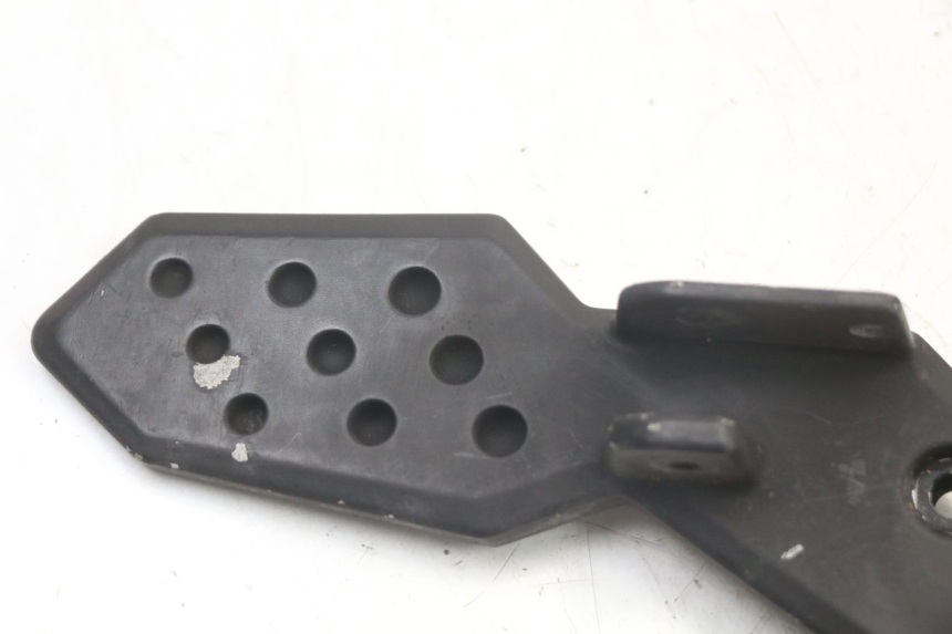 photo de PLATINE CALE PIED ARRIERE DROIT KYMCO SUPER 8 125 (2008 - 2015) - Détail de la pièce