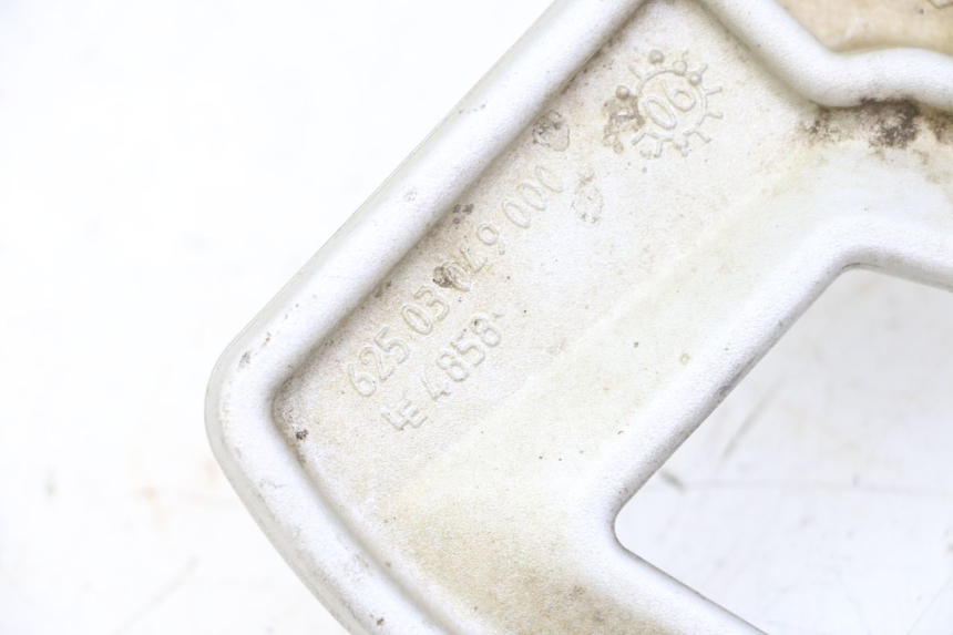 photo de PLATINE CALE PIED ARRIERE DROIT KTM SUPERENDURO R 950 (2005 - 2009) - Gros plan technique