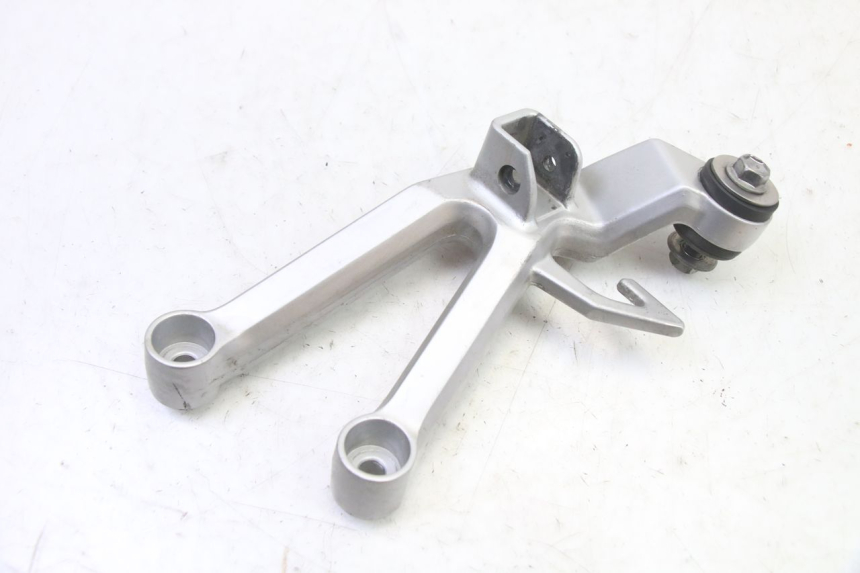 photo de PLATINE CALE PIED ARRIERE DROIT SUZUKI SV S 650 (2003 - 2009) - Zoom état d’usage