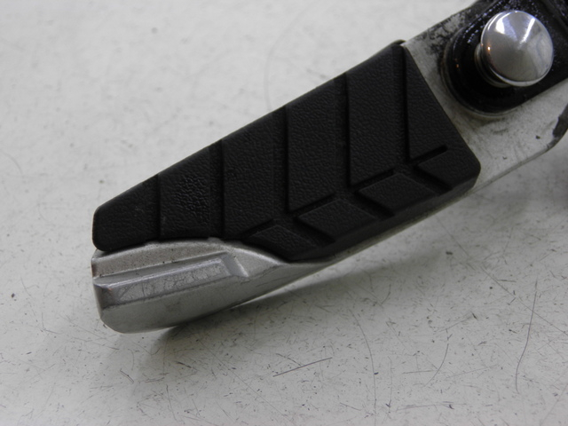 photo de PLATINE CALE PIED ARRIERE DROIT SYM GTS 125 (2005 - 2008) - Autre angle de vue