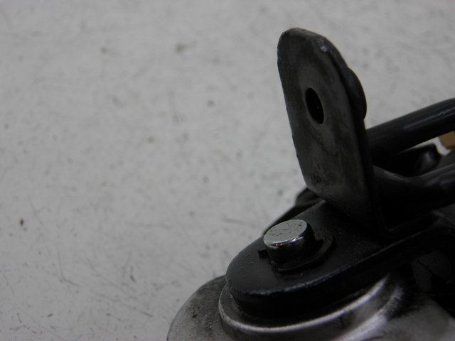 photo de PLATINE CALE PIED ARRIERE DROIT SYM GTS 125 (2005 - 2008) - État de surface