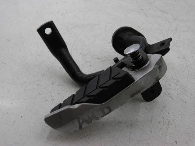 photo de PLATINE CALE PIED ARRIERE DROIT SYM GTS 125 (2005 - 2008) - Pièce contrôlée