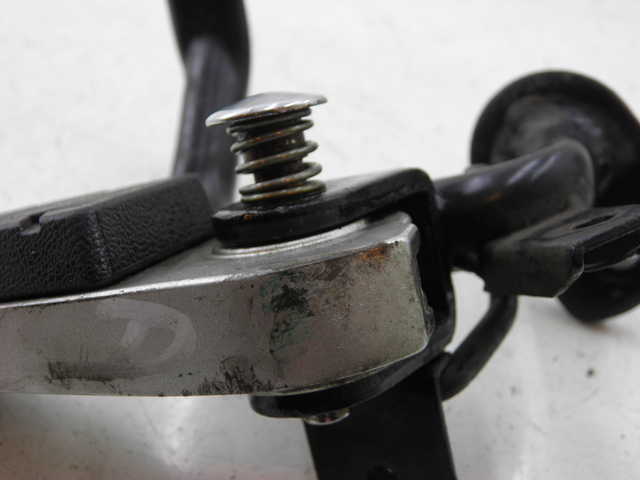 photo de PLATINE CALE PIED ARRIERE DROIT SYM GTS 125 (2005 - 2008) - Marquages et références