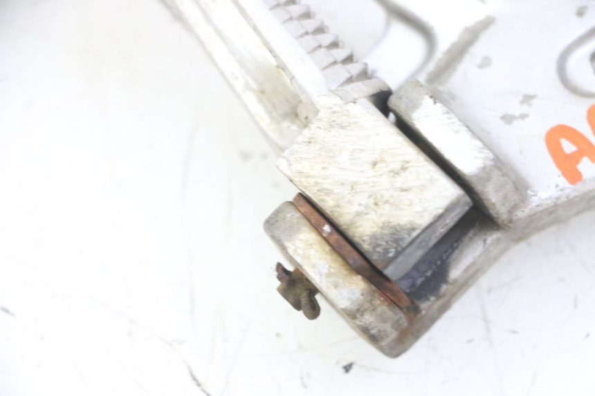 photo de PLATINE CALE PIED ARRIERE DROIT YAMAHA TDR DELTABOX 125 (1997 - 2003) - Zoom état d’usage