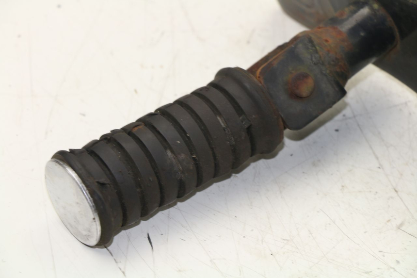 photo de PLATINE CALE PIED ARRIERE DROIT YAMAHA VIRAGO 125 (1996 - 2003) - Gros plan technique