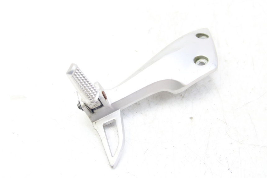 photo de PLATINE CALE PIED ARRIERE DROIT HONDA VISION NSC R 50 (2013 - 2015) - Gros plan technique