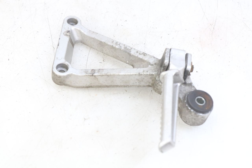 photo de PLATINE CALE PIED ARRIERE DROIT DAELIM VJ ROADWIN FI 125 (2008 - 2017) - Autre angle de vue