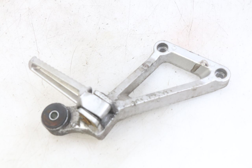 photo de PLATINE CALE PIED ARRIERE DROIT DAELIM VJ ROADWIN FI 125 (2008 - 2017) - Gros plan technique