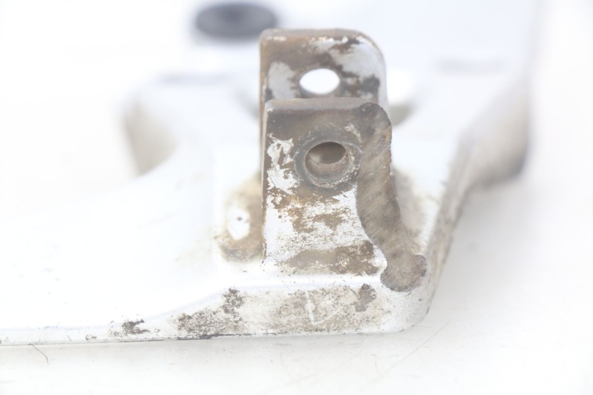 photo de PLATINE CALE PIED ARRIERE DROIT SUZUKI XF FREEWIND 650 (1997 - 2003) - Points de fixation