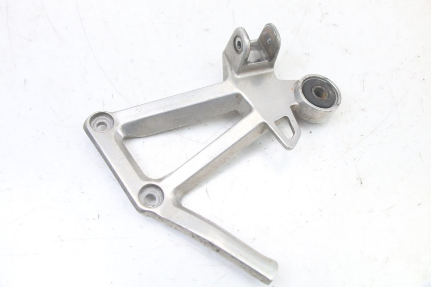 photo de PLATINE CALE PIED ARRIERE DROIT YAMAHA FZS FAZER 600 (2001 - 2003) - Zoom état d’usage